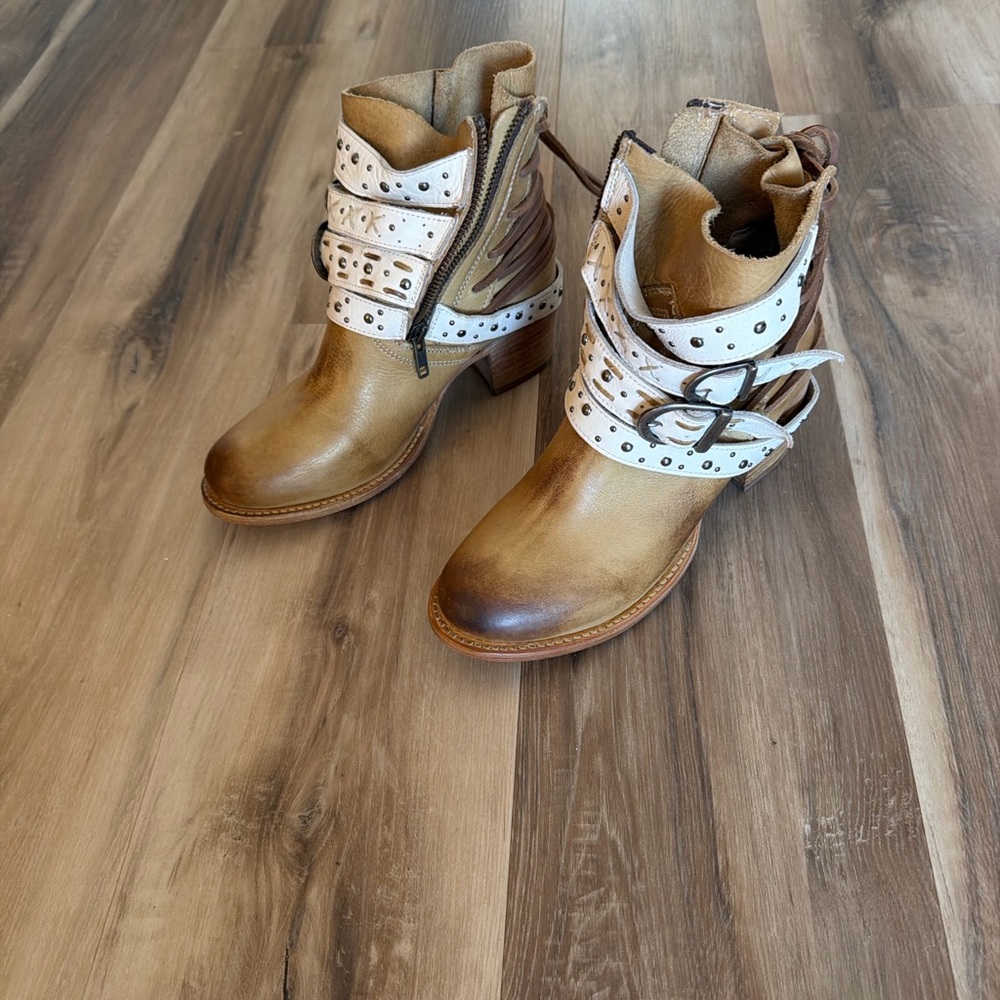 Freebird Caspian Studded Leather Ankle Boots size 7 Tan Cream Buckle Strap